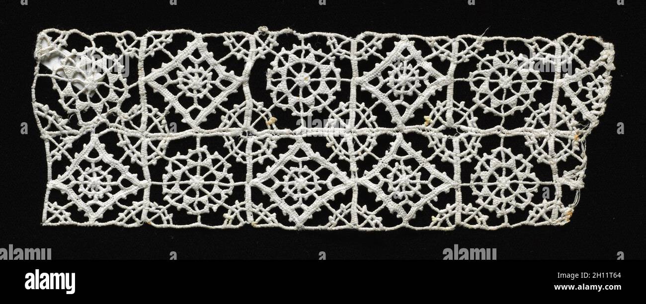 Nadelpunkt (reticella) Spitze einsetzen, aus dem 16. Jahrhundert. Italien,  Venedig, 16. Spitze, needlepoint: Bettwäsche; gesamt: 5,7 x 17,1 cm (2 1/4  x 6 3/4 in Stockfotografie - Alamy