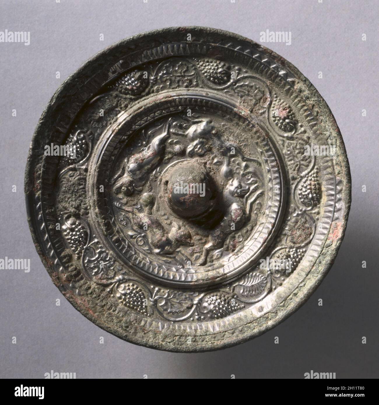 Tier- und Traubenspiegel, Anfang bis Mitte der 600. China, Tang-Dynastie (618-907). Bronze; Durchmesser: 11.7 cm (4 5/8 Zoll); Gesamt: 1.3 cm (1/2 Zoll); Rand: 1.2 cm (1/2 Zoll). Stockfoto