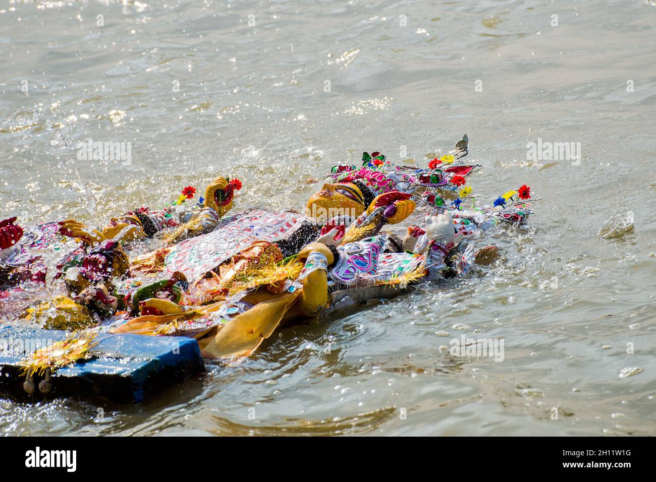 durga Idol Immersion Prozess und Sitzung im Babughat kalkata West bengalen indien Stockfoto