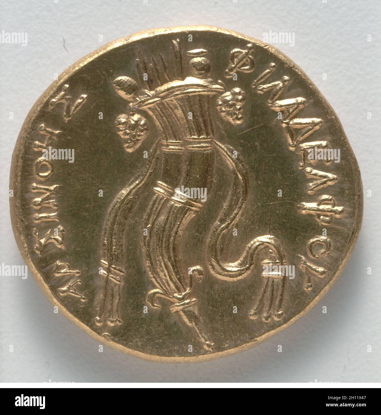 Oktodrachme: Doppelte Cornucopia (Rückseite), 205–145 v. Chr. Griechisch, ptolemäisch, geprägt in Alexandreia (Ägypten), Herrschaft von Ptolemäus V. Epiphanes oder Ptolemäus VI Philometor. Gold; Durchmesser: 2.9 cm (1 1/8 Zoll). Stockfoto