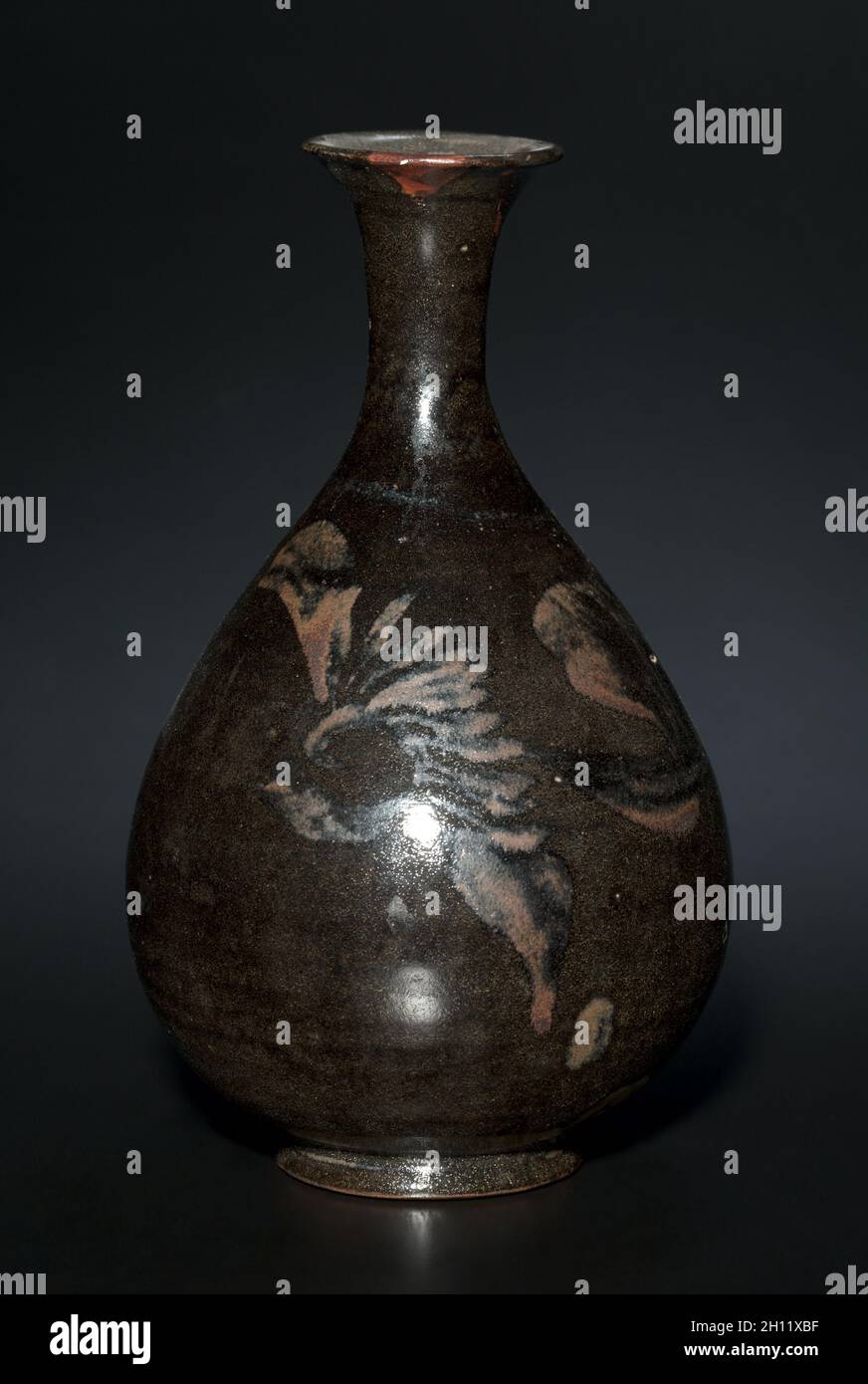 Flaschenvase: Black Ware, 1200s-1300s. Nordchina, Jin-Dynastie (1115-1234) - Yuan-Dynastie (1271-1368). Verglastes Steinzeug mit Unterglasur-Slip-Beschichtung und Eisenoxid-Verzierung; Durchmesser: 17.4 cm (6 7/8 in.); insgesamt: 27.3 cm (10 3/4 in.). Stockfoto