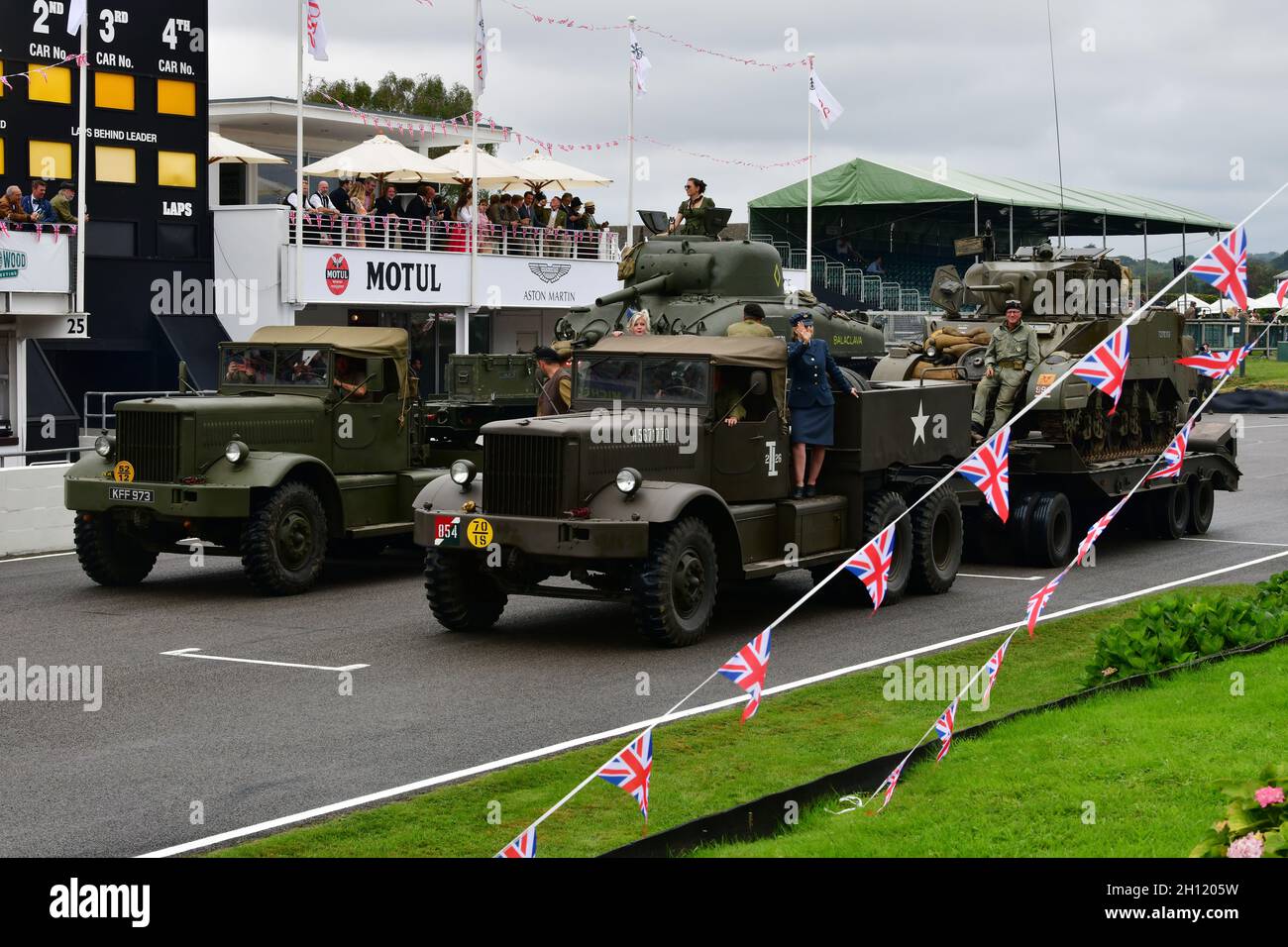 William Brittain-Jones, M19 Tank Transporter Diamond T mit Rogers Anhänger, Diamond T Tank Transporter, Victory Parade, Goodwood Revival 2021, Goodwoo Stockfoto