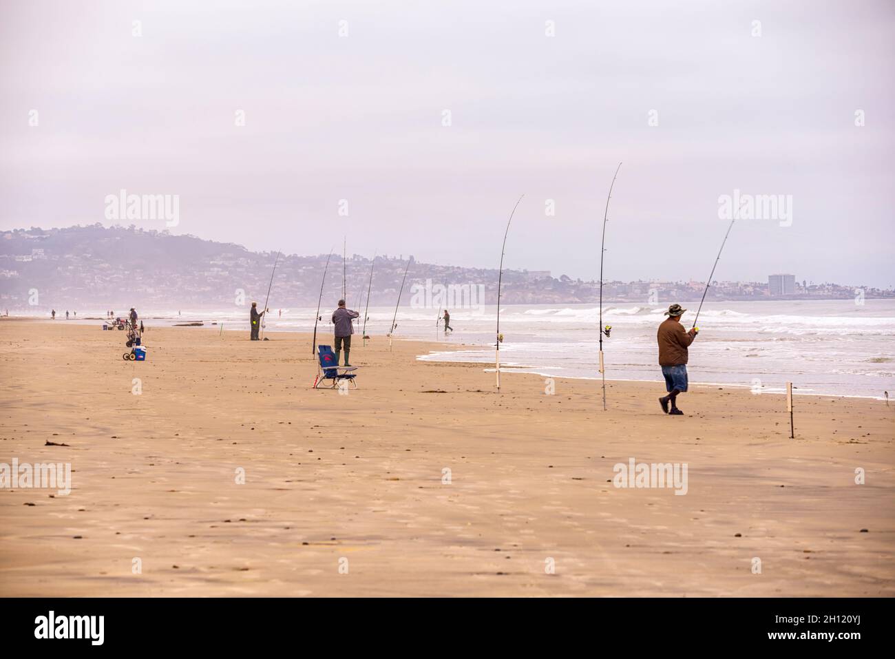 Fischer am Torrey Pines State Beach an einem bewölkten Morgen. San Diego, CA, USA. Stockfoto