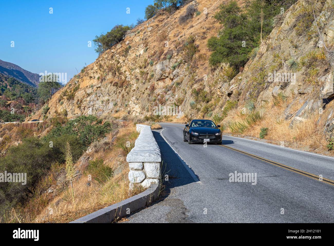 Auto auf dem Generals Highway. Sequoia & Kings Canyon National Parks. Tulare County, CA, USA. Stockfoto