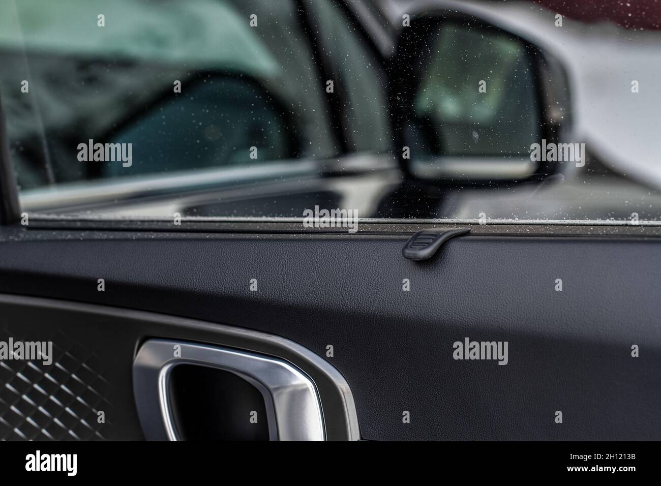 Geschlossener Sonnenschutz. Fenstervorhänge an der Fahrzeugseite,  Sonnenschirme. Sonnenschutzvorhang in einem modernen Auto Stockfotografie -  Alamy