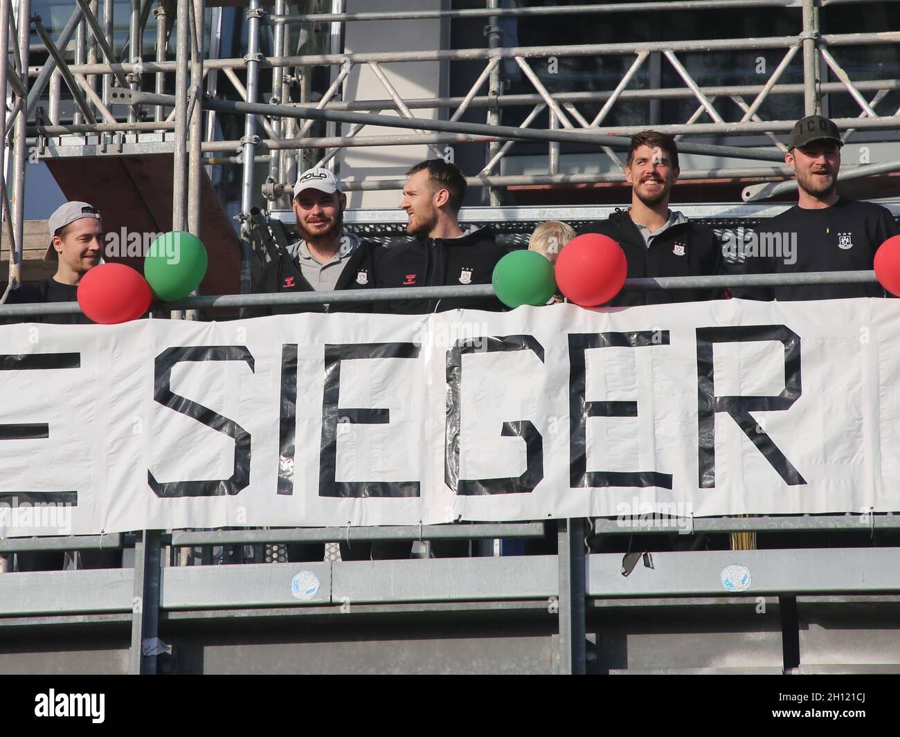 Empfang der Handballspieler des SC Magdeburg nach dem Gewinn der IHF Super Globe Club Weltmeisterschaft 2021 vor der GETEC Arena Magdebb Stockfoto