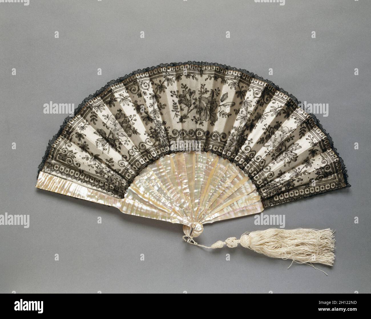 Folding Fan: Chantilly spitze, C. 1870. Frankreich (wahrscheinlich), 19. Schwarz' "Chantilly lace über Seide gefüttert, weisser Seide Quaste; Rahmen: Perlmutt; Radius: 27 cm (10 5/8 in.); Verbreitung: 49,5 cm (19 1/2 in.). Stockfoto