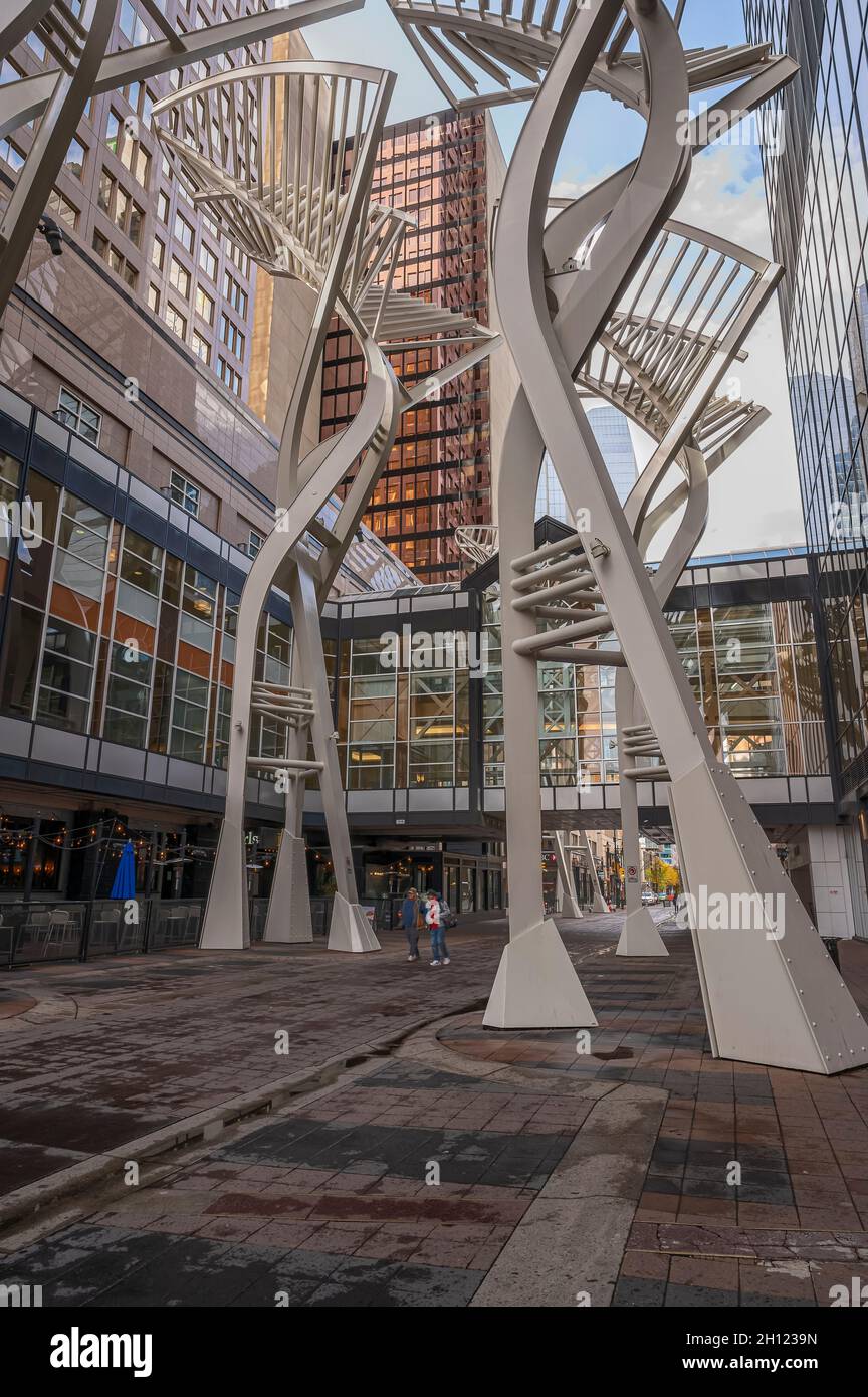 Calgary, Alberta, Kanada – 11. Oktober 2021: An einem ruhigen Nachmittag laufen zwei Menschen die Stephen Avenue entlang Stockfoto