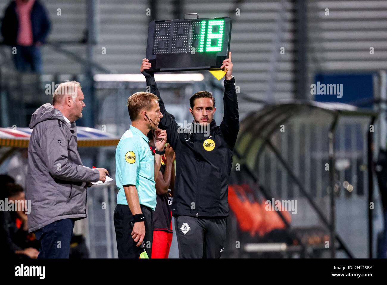 ROTTERDAM, NIEDERLANDE - 15. OKTOBER: Assistenzreferent Richard Brondijk, 4. Offizieller Haico Michielsen während des niederländischen Keukenkampioendivisie-Spiels zwischen Excelsior Rotterdam und VVV Venlo im Van Donge & De Roo Stadion am 15. Oktober 2021 in Rotterdam, Niederlande (Foto: Herman Dingler/Orange Picles) Credit: Orange Pics BV/Alamy Live News Stockfoto