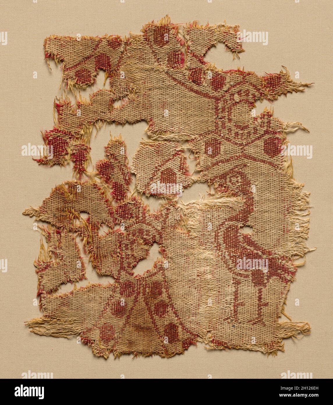 Das Fragment der Rundel mit dem einzelnen Vogel, 700er. Iran, Irak oder Syrien. Samite: Wolle und Baumwolle; insgesamt: 20.3 x 17.1 cm (8 x 6 3/4 Zoll). Stockfoto