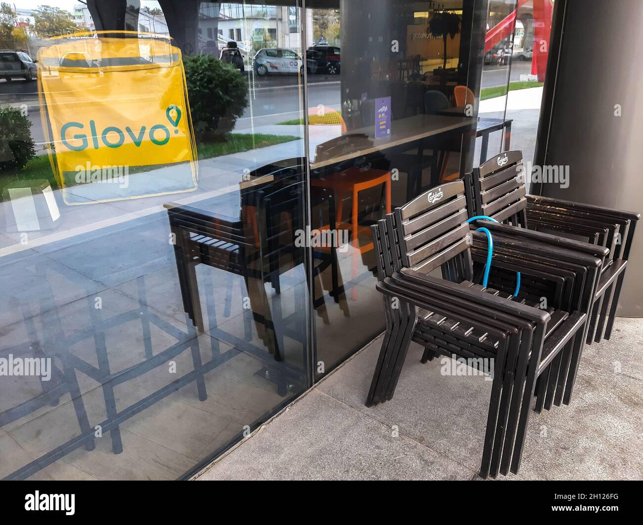 Bukarest, Rumänien - 10. Oktober 2021: Glovo-Kuriere liefern Lebensmittel in Bukarest, Rumänien. Stockfoto