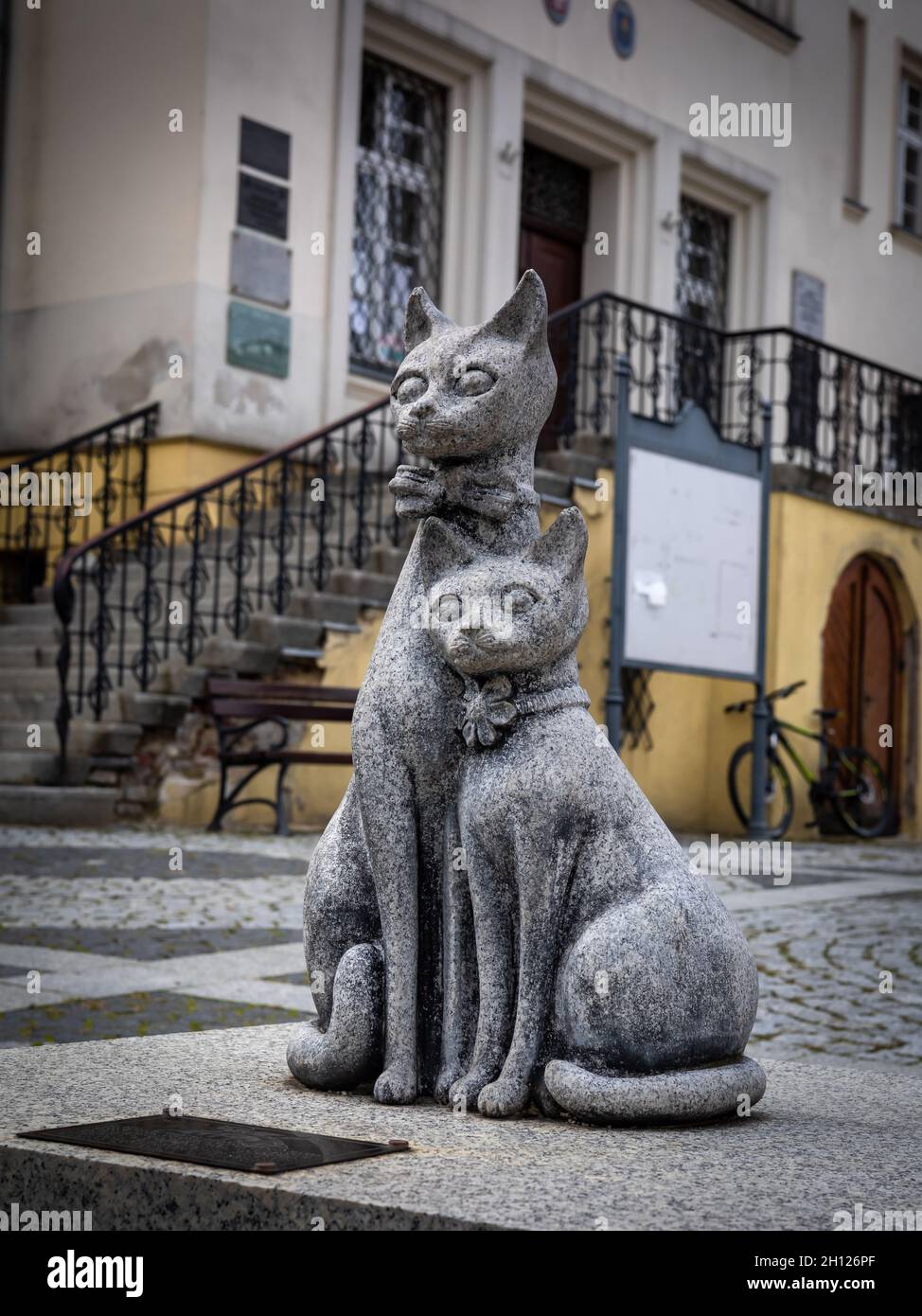 Trzebnica, Polen - 29. August 2021: Eine Steinskulptur des romantischen Katzenpaares „Kociogorek und Lubuszka“ auf dem Marktplatz der Altstadt. Stockfoto