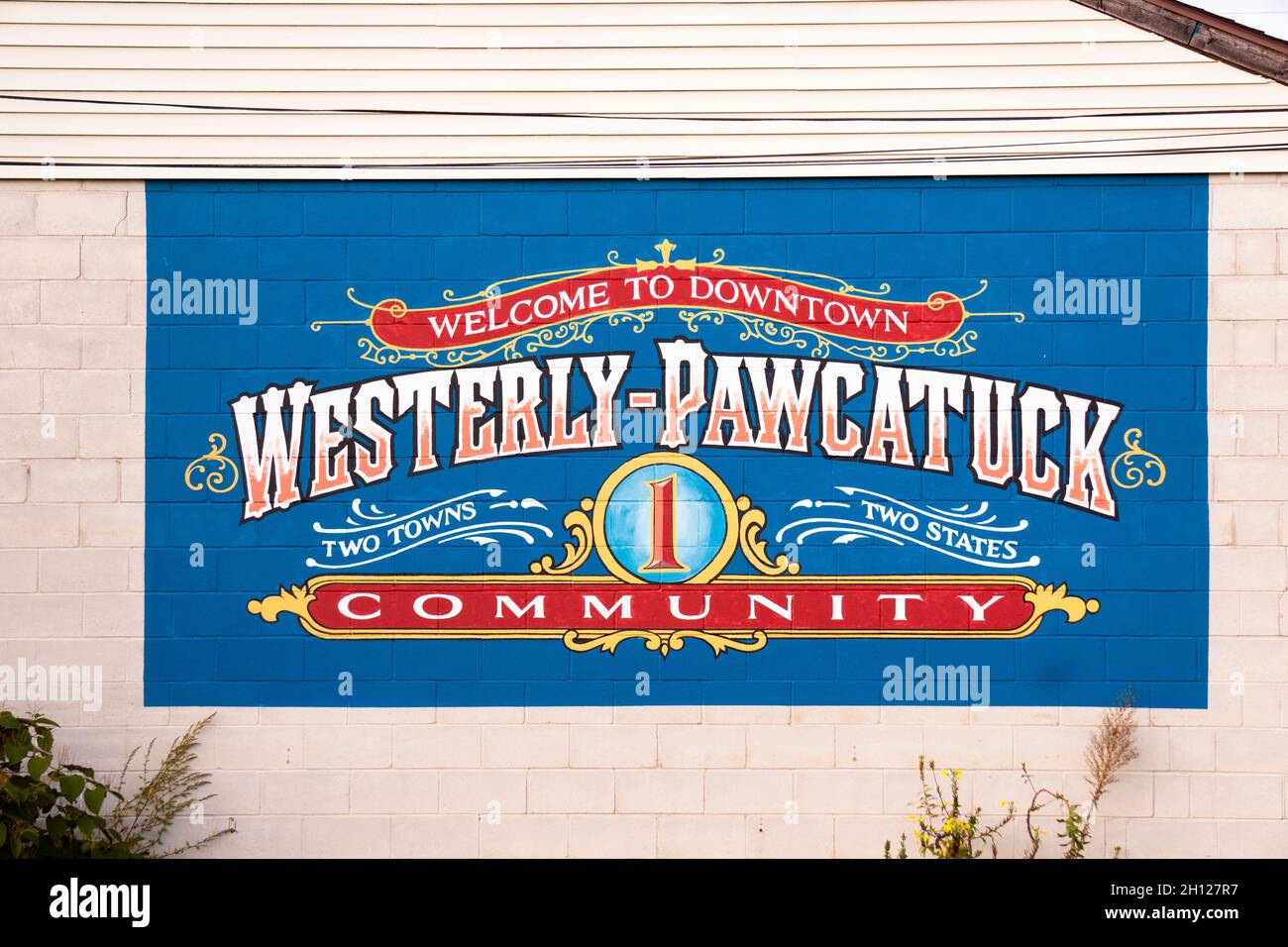 Ein Schild in der Innenstadt von Westerly Pawcatuck, einem Einkaufsviertel an der Kreuzung von 2 Städten aus 2 verschiedenen Bundesstaaten. Stockfoto