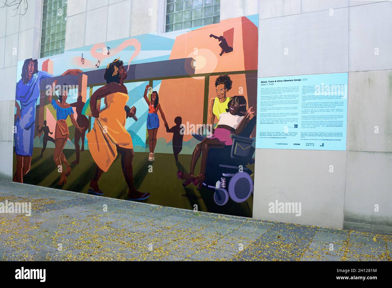 Ein neu installiertes riesiges Wandgemälde an der Seite des Queens Museums, das die Frauen von Black Trans grüßelt. Im Flushing Meadows Corona Park in Queens, New York. Stockfoto