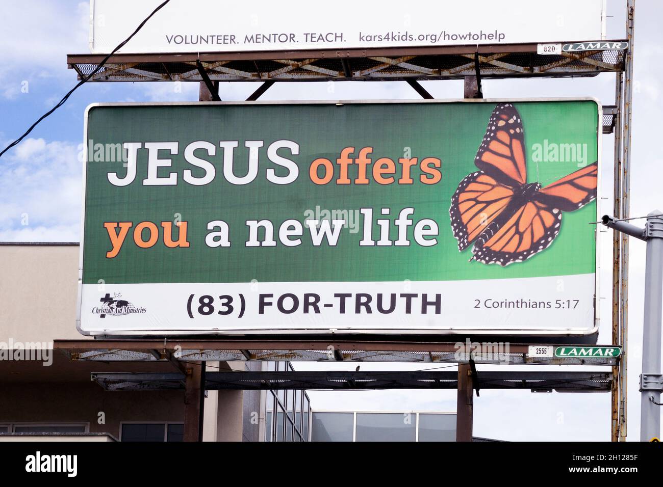 Eine große Plakatwand, gesponsert von den christlichen Hilfsministerien, die Korinther zitieren. In Astoria, Queens, New York. Stockfoto