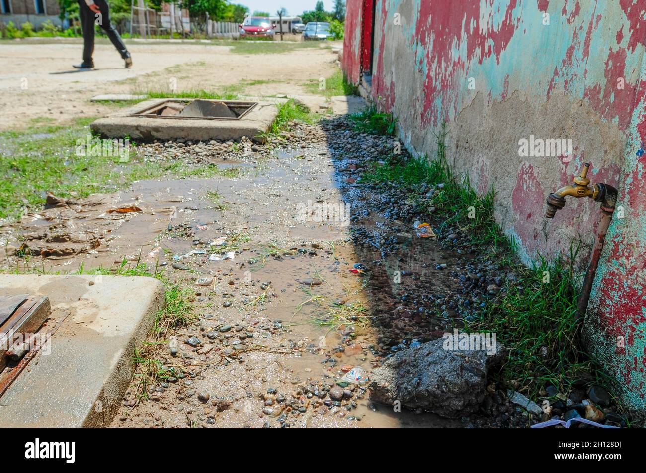 Ein nicht trinkbarer Wasserhahn dient als Trinkbrunnen für Grundschulkinder in der Agiabampo-Gemeinde in Sonora, Mexiko. Agiabampo ist ein ranchería in der Gemeinde Huatabampo, Mexiko. Gesundheit, sauberes Wasser schmutziges Wasser zu trinken, zu trinken. (Foto von Isrrael Garnica / NortePhoto) Una llave de agua no potable, sirve de bebedero para los niños en la escuela primaria en pesimas condiciones en comunidad Agiabampo, Sonora, Mexiko. Agiabampo es una ranchería del Municipio de Huatabampo, Mexiko. Salud, agua limpia agua sucia para tomar, beber. (Foto von Isrrael Garnica Stockfoto