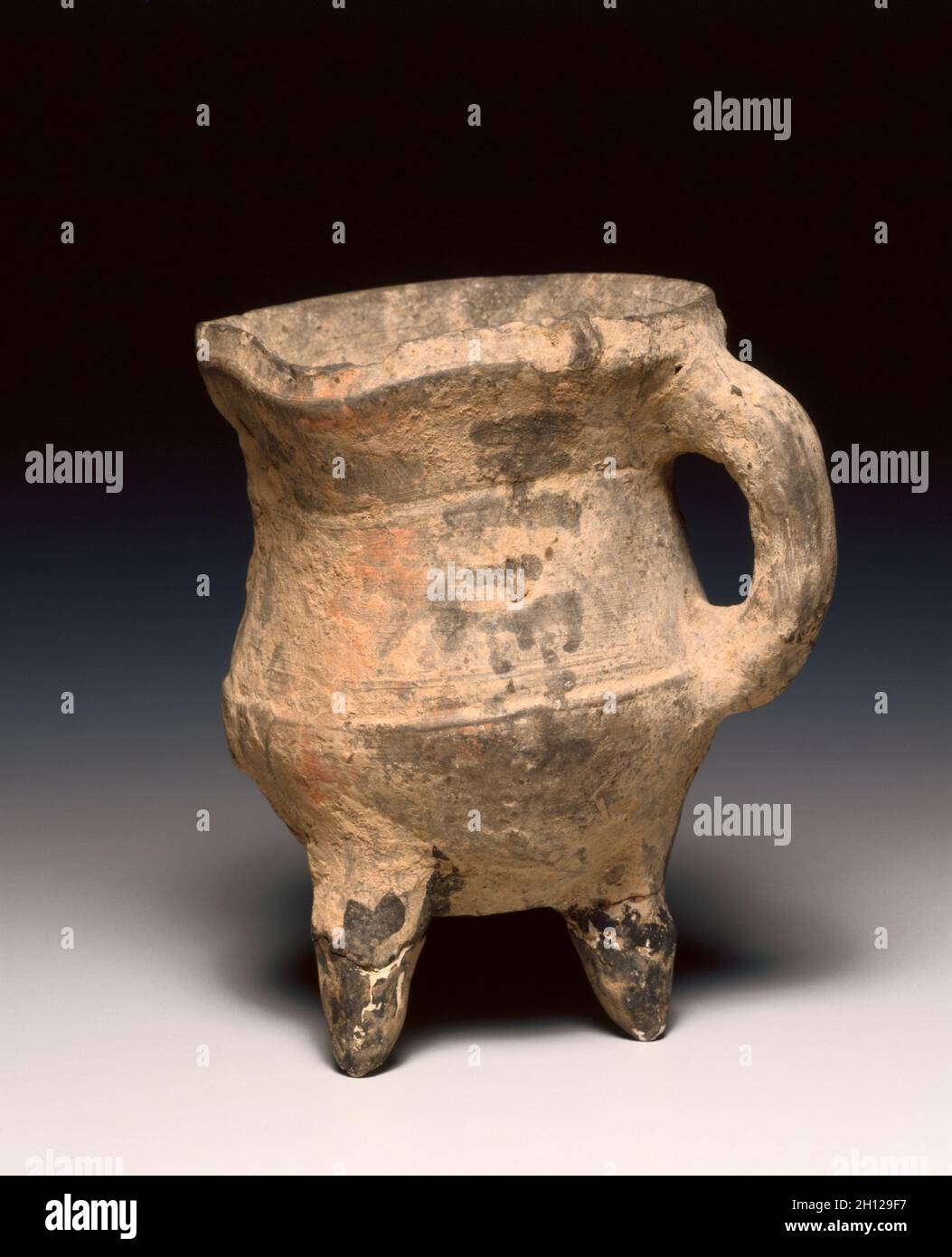 Wein Wärmer (Jue), C. 1300-1023 v. Chr.. China, Shang Dynastie (C.1600-C.1046 BC), Anyang Phase (ca. 1250-1046 v. Chr.). Keramik, Stativ Schiff mit Schleife und rudimentäre Bogensehne Dekoration; Durchmesser: 13,4 cm (5 1/4 in.); Insgesamt: 11,7 cm (4 5/8 in.). Stockfoto