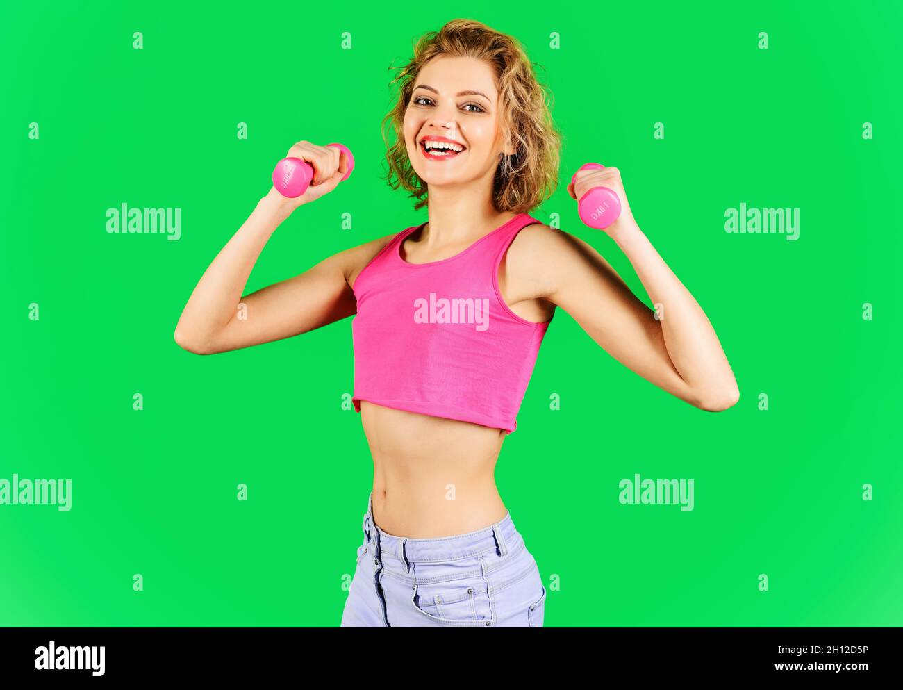 Sport, Training, Training und Lifestyle. Glückliche Sportliche Frau mit Hanteln. Fitness Mädchen Workout. Stockfoto