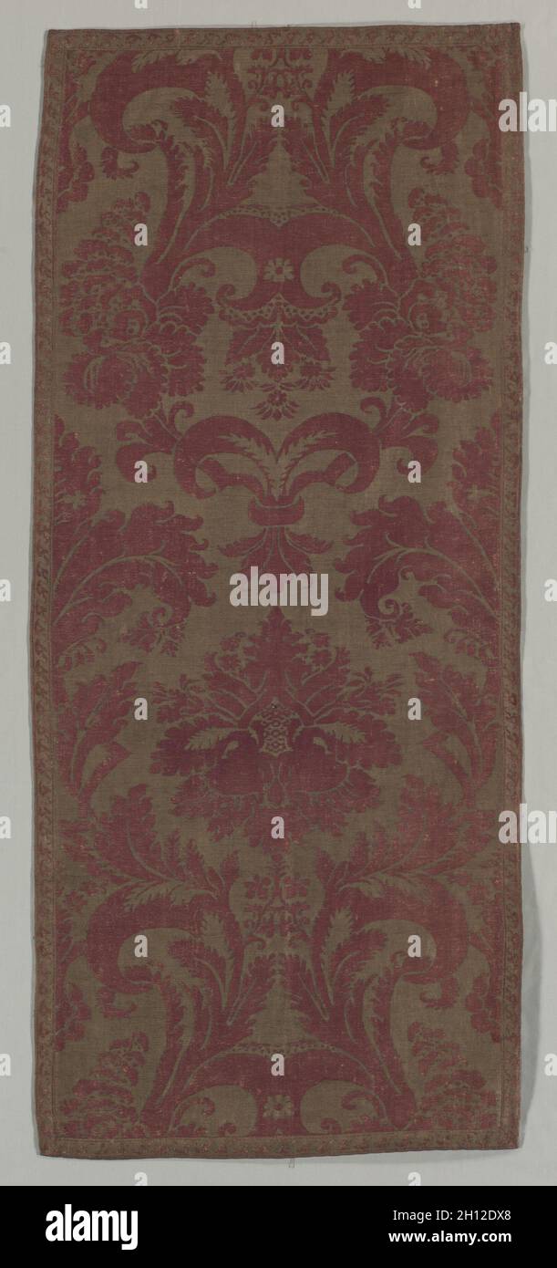 Reproduktion eines Florentiner Samtbeines, Mitte des 20. Jahrhunderts. Mariano Fortuny y Madrazo (Spanisch, 1871-1949). Baumwolle in Leinwandbindung; insgesamt 166.7 x 72.4 cm (65 5/8 x 28 1/2 Zoll). Stockfoto