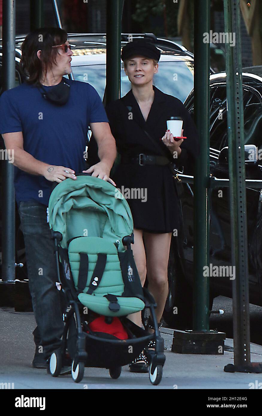 New York, NY, USA. Oktober 2021. Norman Reedus und Diane Kruger sahen am 15. Oktober 2021 in Soho in New York City spazieren. Quelle: Rw/Media Punch/Alamy Live News Stockfoto