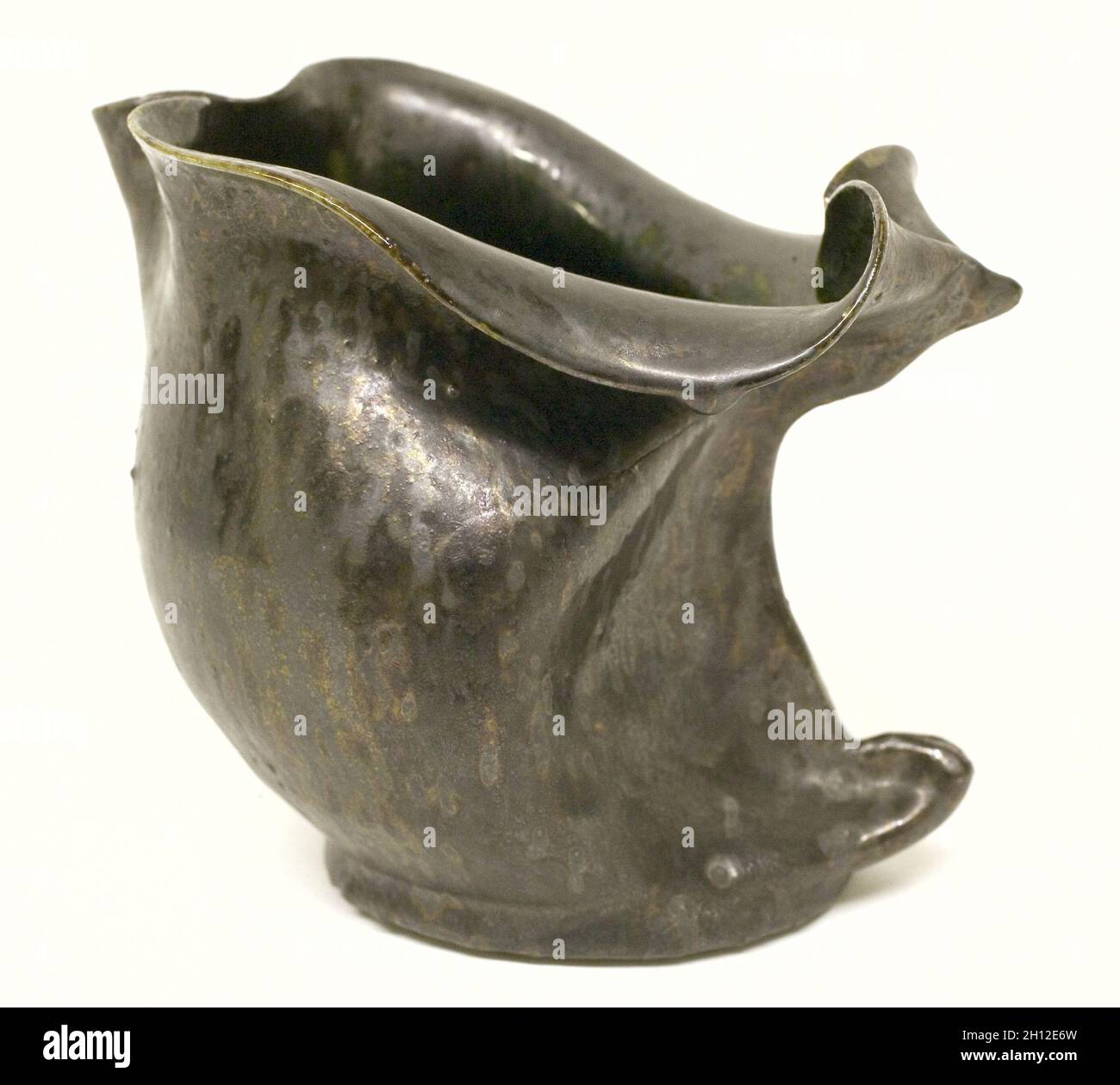 Krug, C. 1900. George E. Ohr (American, 1857-1918). Steinzeug; gesamt: 10,6 x 12,5 x 9,1 cm (4 3/16 x 4 15/16 x 3 9/16 in.). Stockfoto