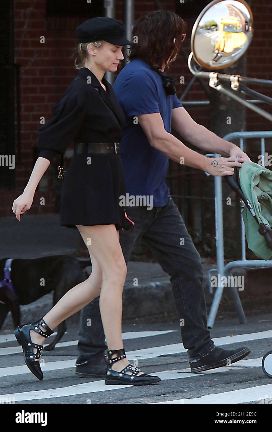 New York, NY, USA. Oktober 2021. Norman Reedus und Diane Kruger sahen am 15. Oktober 2021 in Soho in New York City spazieren. Quelle: Rw/Media Punch/Alamy Live News Stockfoto