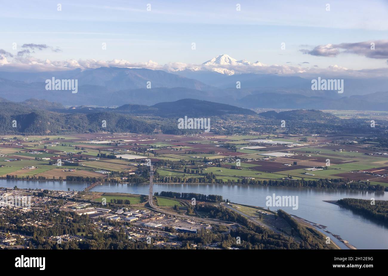 Luftaufnahme von Mission City, Fraser River und mnt Baker im Hintergrund. Stockfoto