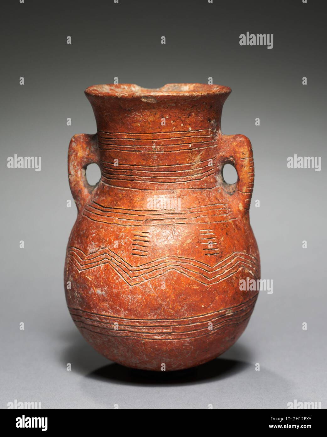 Amphore, C. 2000-1800 v. Chr.. Zypern, frühen Zyprischen III - Mitte zyprischen I. Rote Ware; Durchmesser: 8 cm (3 1/8 in.); insgesamt: 11.4 cm (4 1/2 in.). Stockfoto