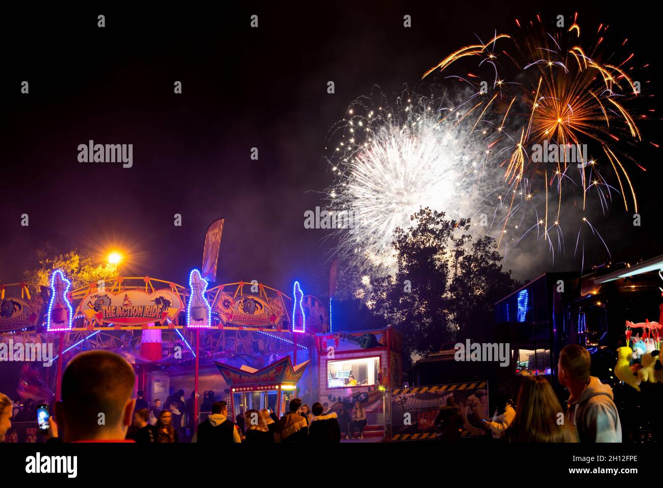 Deutschland, 10-16-2021: Jahrmarkt in der Nacht mit Feuerwerk im Hintergrund Stockfoto