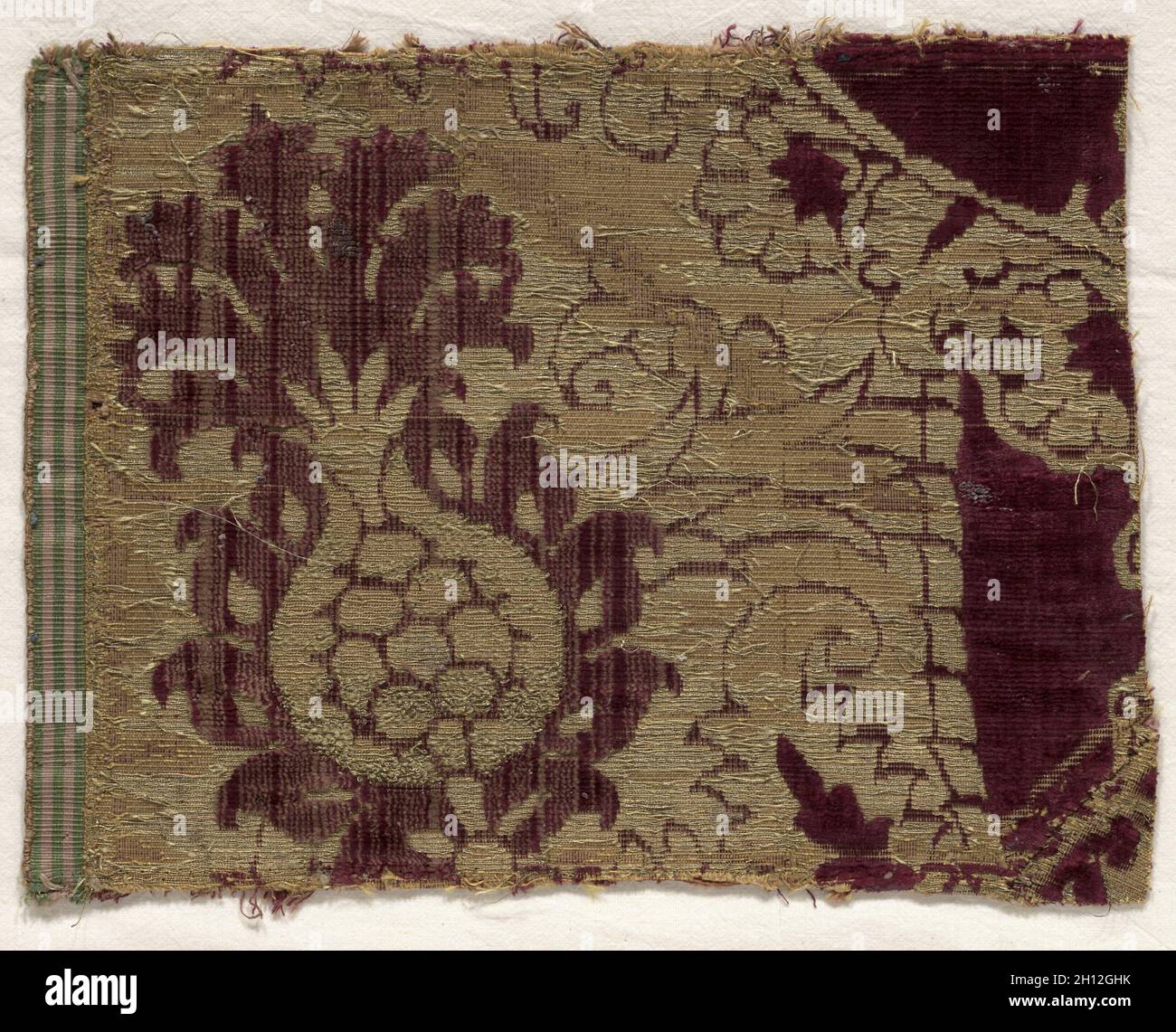 Velvet Fragment, aus dem 15. Jahrhundert. Spanien, 15. Velvet (Cut, uncut und Brokatartige); Seide und Gold thread; Durchschnitt: 21,3 x 27,7 cm (8 3/8 x 10 7/8 in.). Stockfoto