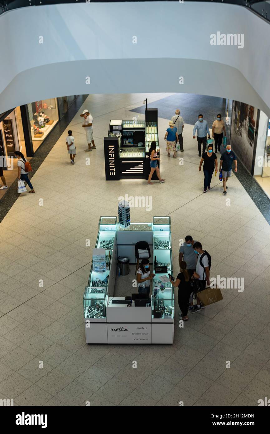 Die Leute im Einkaufszentrum. Dambovita Mall in Targoviste, Rumänien, 2021 Stockfoto