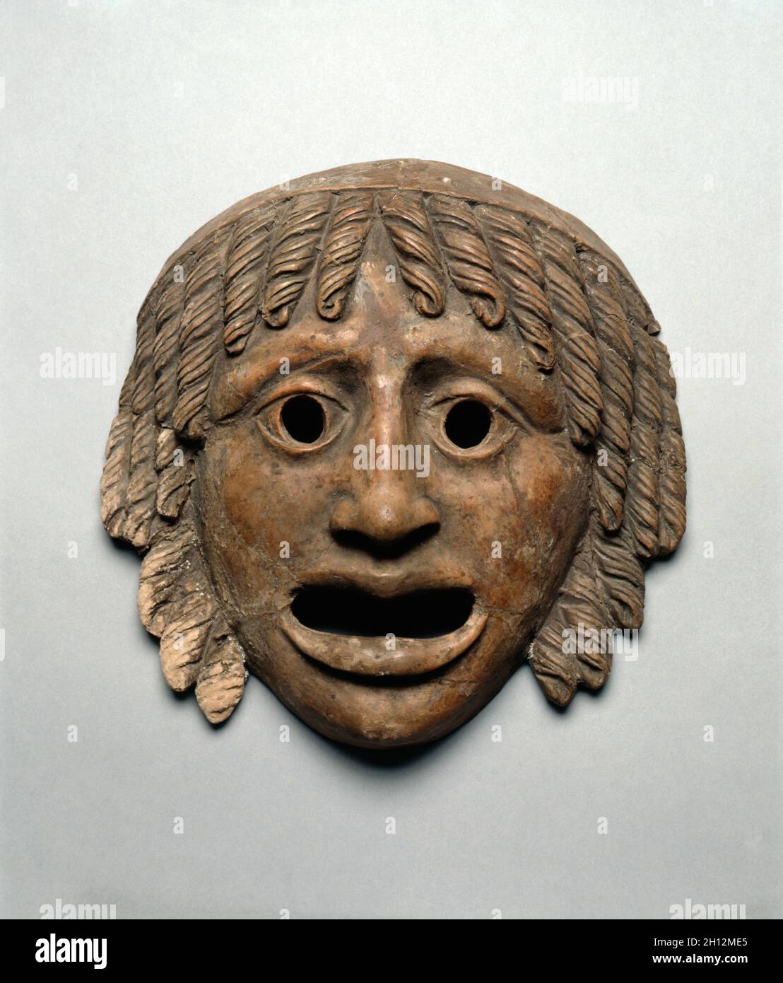 Maske, 1-100 n. Chr. Italien, Roman (?). Terrakotta; insgesamt 18.4 x 15.3 cm (7 1/4 x 6 Zoll). Stockfoto