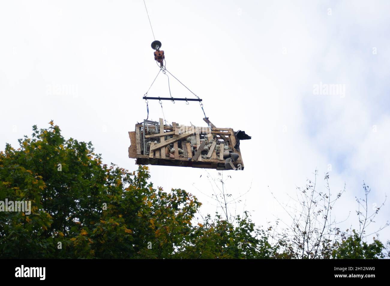 Aylesbury Valle, Großbritannien. Am sechsten Tag der Vertreibung der Anti-HS2-Demonstranten versuchten Bergsteiger des National Evction Team Enforcement Agent, einen riesigen Protestenturm zu demontieren, der von den Demonstranten aus Paletten und Metallschrott gebaut wurde. Dan Hooper, der den Spitznamen Swampy trägt, ist einer der Aktivisten in unterirdischen Tunneln unter dem Turm. HS2 verursachte aufgrund ihrer vorübergehenden Ampeln erneut große Staus auf der A413. Die Bauarbeiten an der HS2 High Speed Rail zerstören riesige Waldgebiete und Lebensräume für Wildtiere in den Chilterns. Quelle: Maureen McLean/Alamy Live News Stockfoto