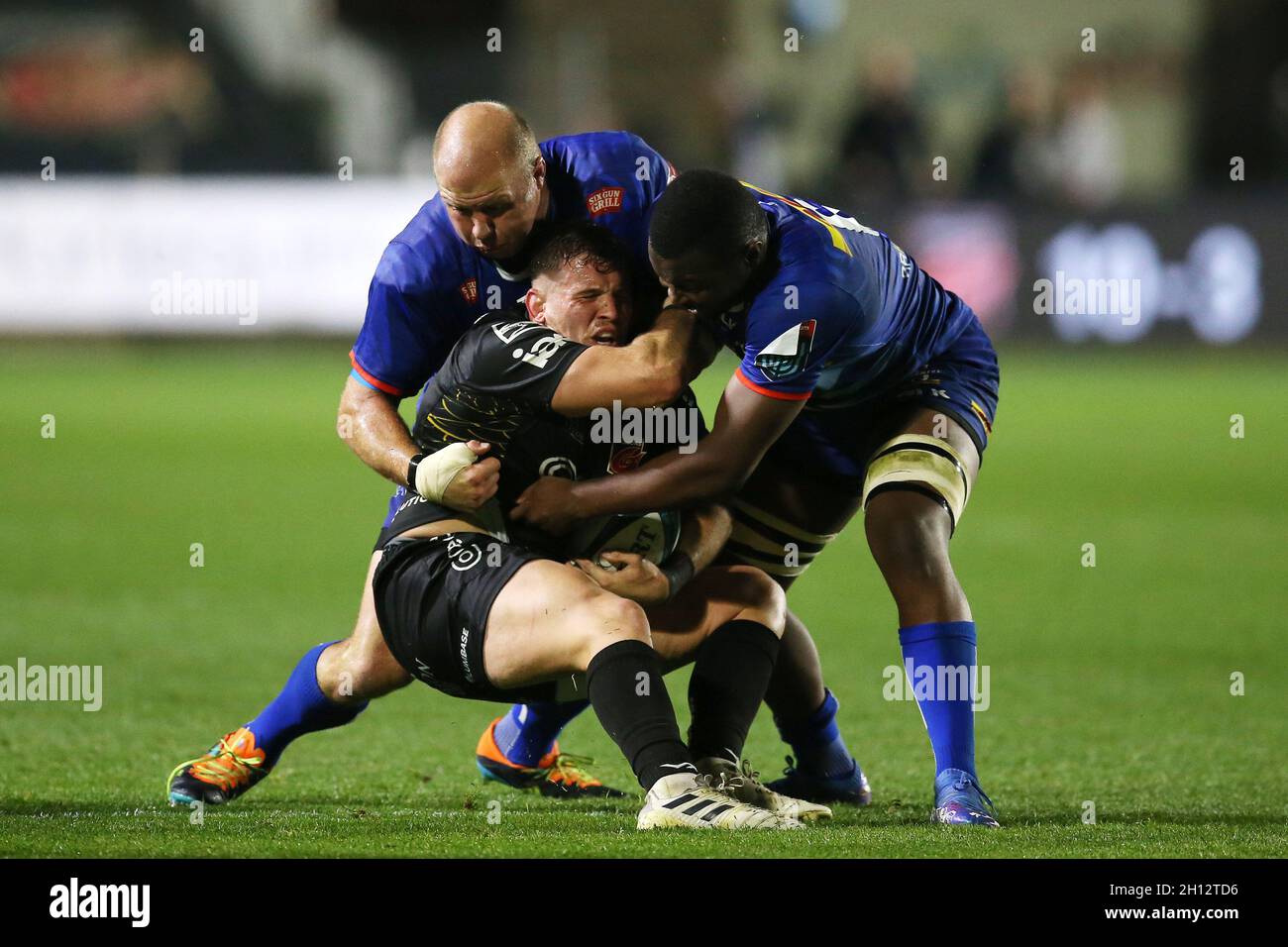 Newport, Großbritannien. Oktober 2021. Elliot Dee von den Drachen (c) wird von Brok Harris (l) und Junior Pokomela (r) von DHL Stormers gestoppt. United Rugby Championship, Dragons V DHL Stormers at Rodney Parade in Newport on Friday 15 October 2021. PIC by Andrew Orchard/Andrew Orchard Sports Photography/Alamy Live News Credit: Andrew Orchard Sports Photography/Alamy Live News Stockfoto