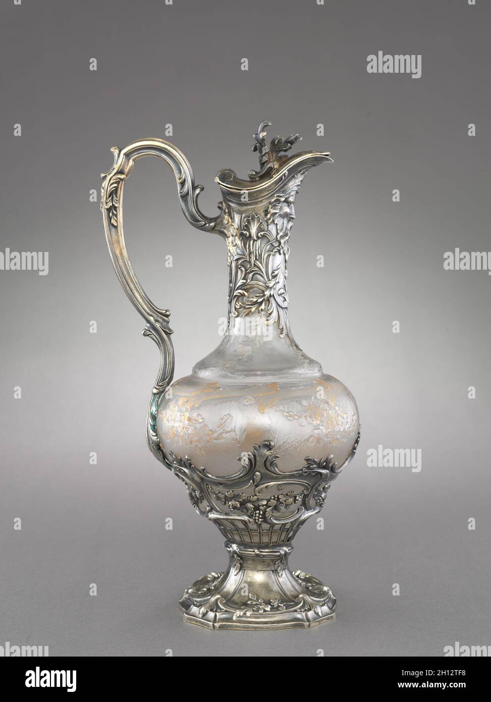 Wine Ewer, c. 1850-70. Frankreich, 19. Jahrhundert. Glas mit silbervergoldeten Halterungen; insgesamt 32 x 51 x 15.5 cm (12 5/8 x 20 1/16 x 6 1/8 in.). Stockfoto