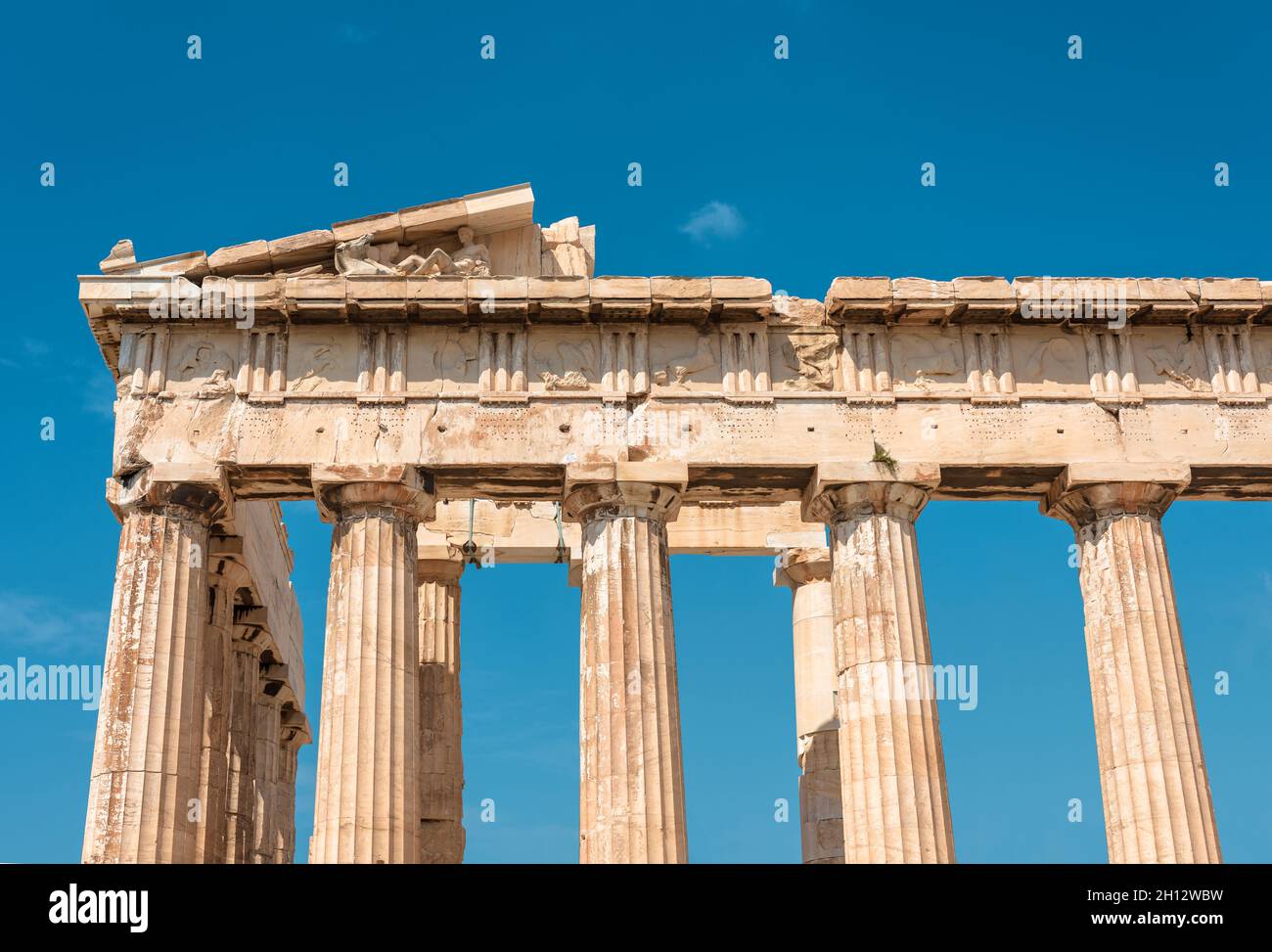 Antiker griechischer Tempel von Parthenon auf der Akropolis, Athen, Griechenland. Es ist das Wahrzeichen Athens. Ruinen eines klassischen Gebäudes im Hintergrund des Himmels. Konzept o Stockfoto