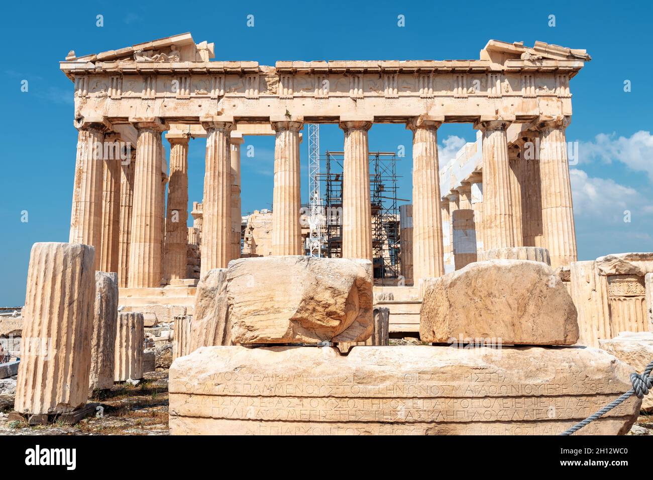 Parthenon-Tempel auf der Akropolis, Athen, Griechenland. Es ist ein berühmtes Wahrzeichen Athens. Ruinen des antiken griechischen Gebäudes im Stadtzentrum von Athen. Blick auf den Klassiker Stockfoto
