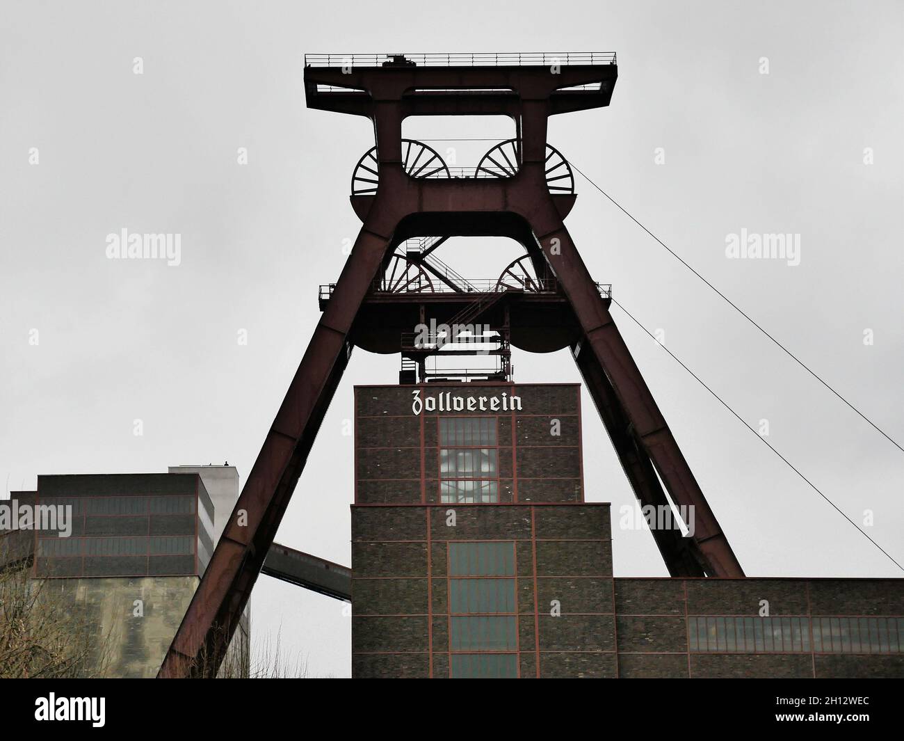 ESSEN, DEUTSCHLAND - 30. Mai 2020: Der obere Teil des Stahlbergbauturms der Zeche Zollverein, in Essen, Deutsch Stockfoto