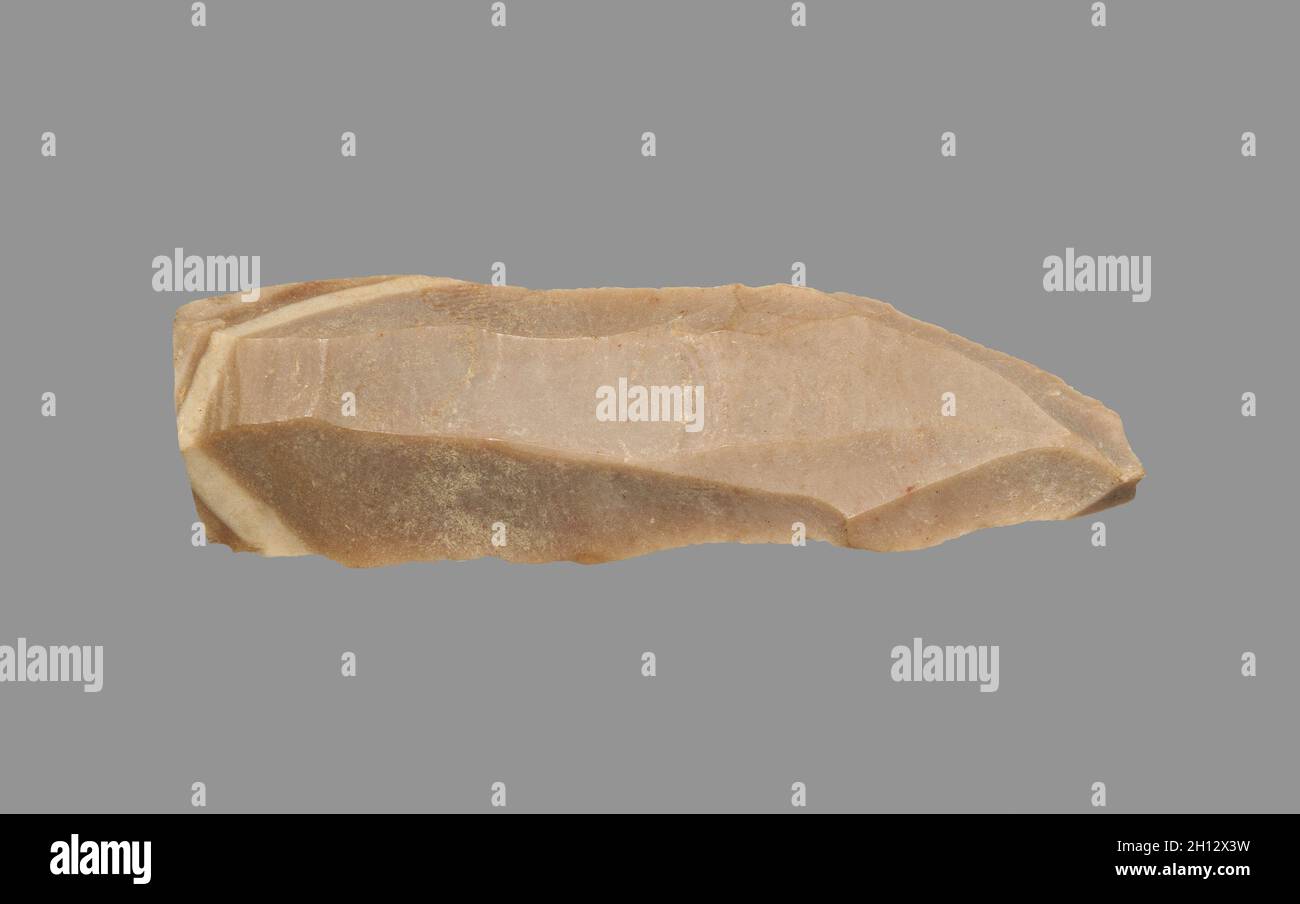 Sichelförmige Klinge, 1980-1801 BC. Ägypten, Reich der Mitte, Dynastie 12. Feuerstein; Insgesamt: 5 cm (1 15/16 in.). Stockfoto