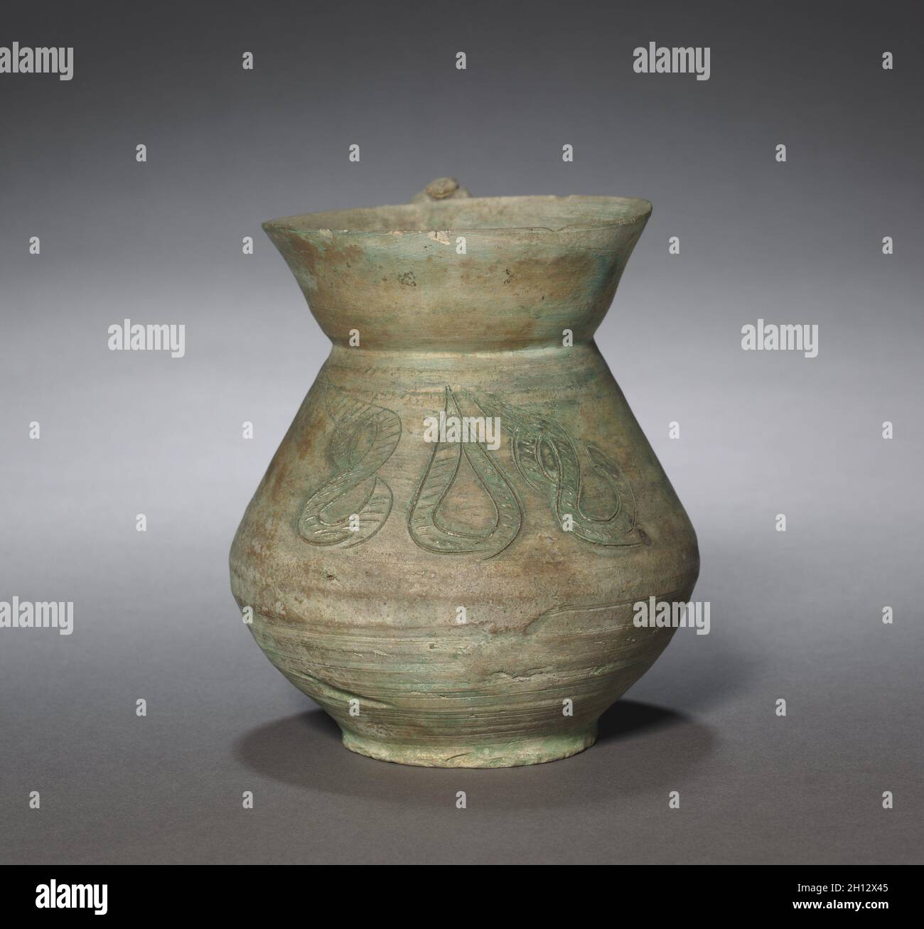 Krug, 900 s-1100 s. Iran vom 10. bis 12. Jahrhundert. Steingut; gesamt: 13,2 x 12 cm (5 3/16 x 4 3/4 in.). Stockfoto