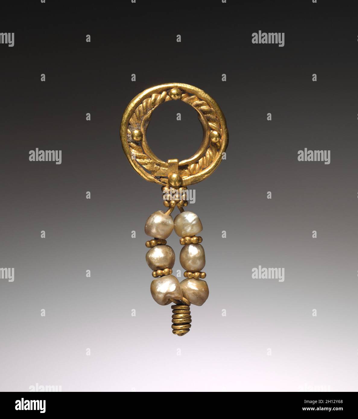 Anhänger, vermutlich 1800s-1900s. Byzanz (Stil), wahrscheinlich 19. und 20. Jahrhunderts. Gold mit Perlen; gesamt: 3,5 cm (1 3/8 in.). Stockfoto