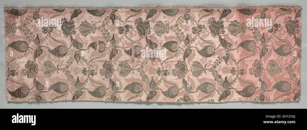 Brocade Textil, 1600. Italien, Venedig?, 17. Brokat, Seide und Metall; gesamt: 63,5 x 20,9 cm (25 x 8 1/4 in.). Stockfoto