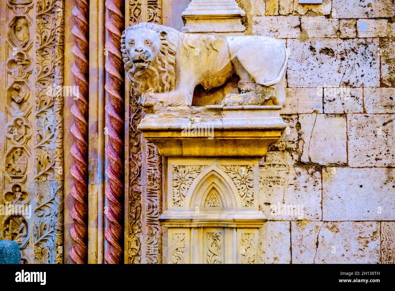 Statue eines Löwen am Eingang des Nobile Collegio del Cambio in Perugia Italien Stockfoto