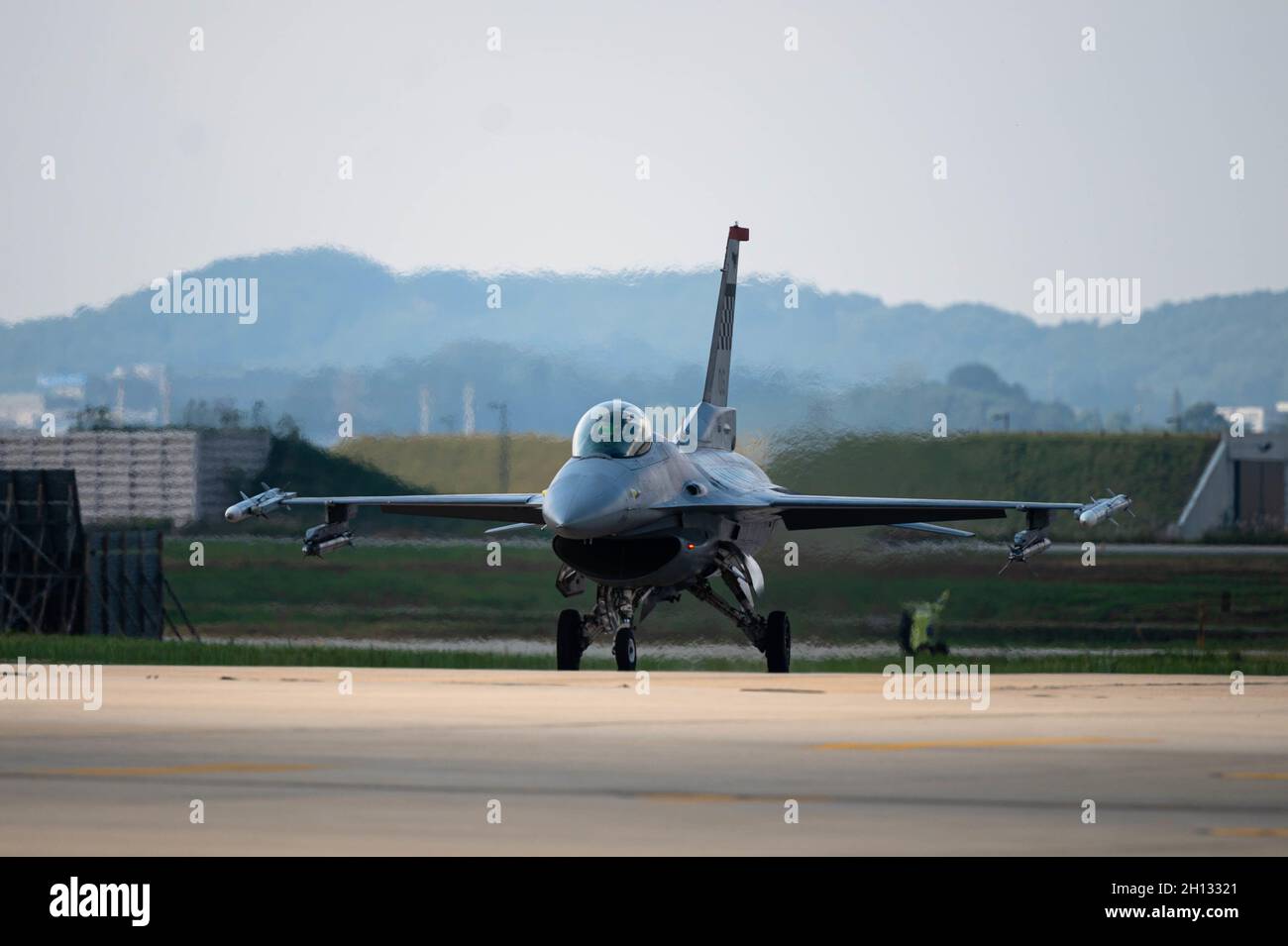 Eine F-16 bereitet sich auf den Start auf dem Militärflugplatz Osan, Republik Korea, am 14. Oktober 2021 vor. Die Simulationen von F-16 und A-10 Thunderbolt II wurden während eines gemeinsamen Koalitionstrainings, bekannt als Combat Search and Rescue Training, trainiert. (USA Luftwaffe Foto von Senior Airman Kevyn Allen) Stockfoto