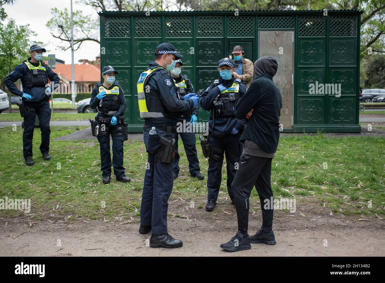 Melbourne, Australien, 16. Oktober 2021. Ein Mann wird von der Polizei befragt, als sie im Princes Park patrouillieren, als ein Anti-Blockdown-Protest angekündigt wurde, der keine Dynamik gewann. Quelle: Jay Kogler/Alamy Live News Stockfoto