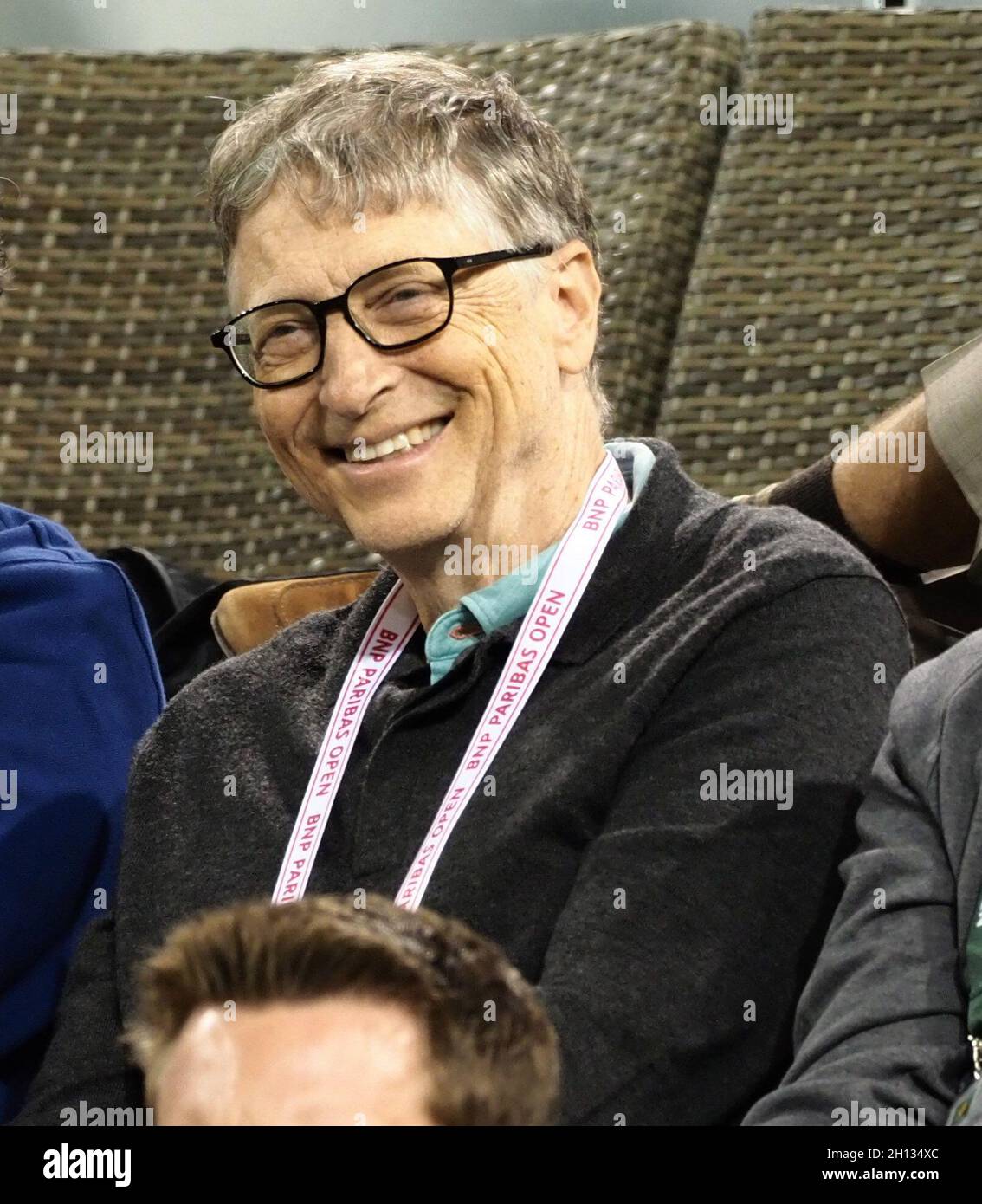 INDIAN WELLS, CA – MÄRZ 15: Tommy Haas verlässt das Spielfeld mit Roger Federer, nachdem er im Rahmen einer Zeremonie nach dem Viertelspiel von Roger Federer gegen Hyeon Chung während der BNP Paribas Open im Indian Wells Tennis Garden am 15. März 2018 in Indian Wells, Kalifornien, seinen Rücktritt offiziell bekannt gegeben hat. Personen: Bill Gates, Larry Ellison Kredit: Hoo-Me.com / MediaPunch Stockfoto