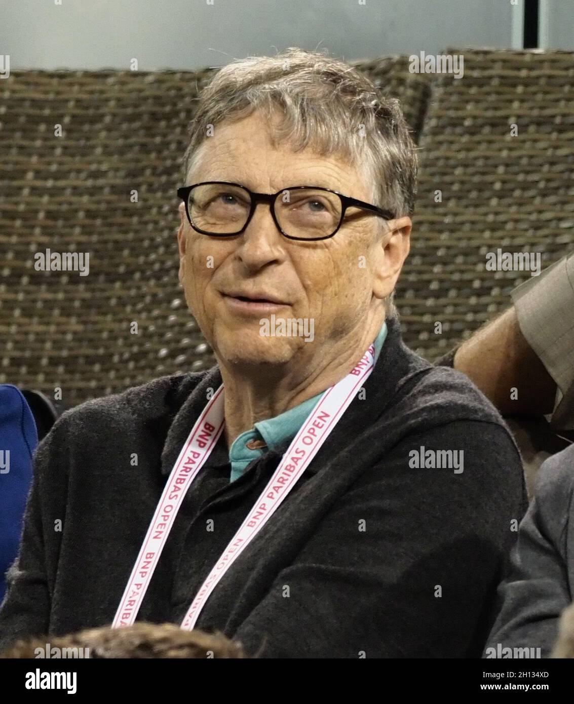 INDIAN WELLS, CA – MÄRZ 15: Tommy Haas verlässt das Spielfeld mit Roger Federer, nachdem er im Rahmen einer Zeremonie nach dem Viertelspiel von Roger Federer gegen Hyeon Chung während der BNP Paribas Open im Indian Wells Tennis Garden am 15. März 2018 in Indian Wells, Kalifornien, seinen Rücktritt offiziell bekannt gegeben hat. Personen: Bill Gates, Larry Ellison Kredit: Hoo-Me.com / MediaPunch Stockfoto