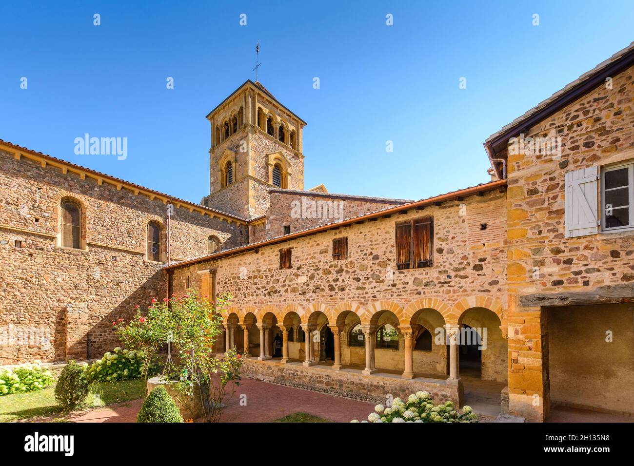 Cloitre, Cour intérieure et église du Musée du Prieuré, Salles Arbuissonnas, Beaujolais Stockfoto