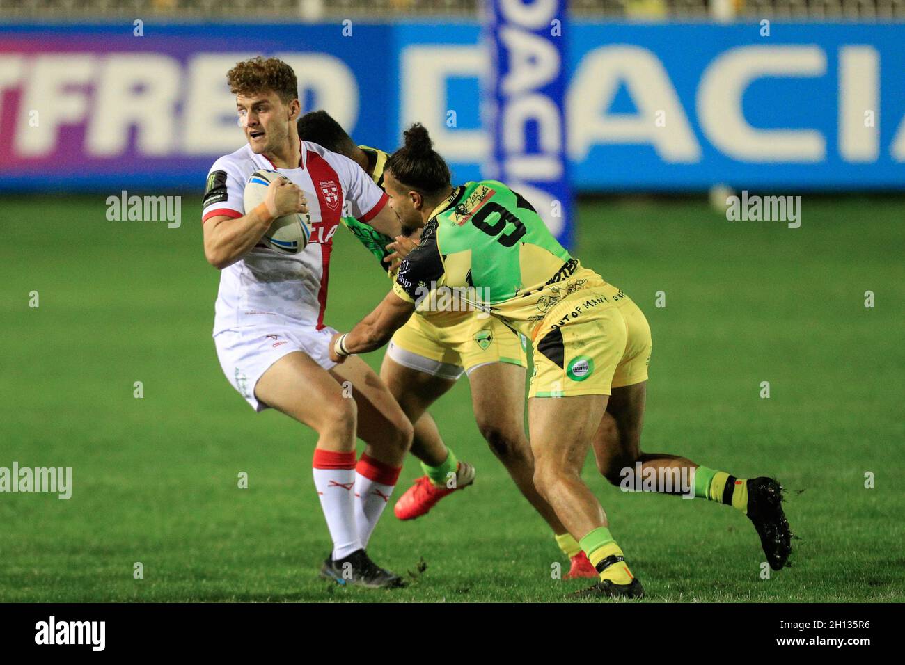 Castleford, Großbritannien. Oktober 2021. Ashton Golding aus Jamaika greift George Lawler von England Knights in Castleford, Großbritannien, am 10/15/2021 an. (Foto von James Heaton/News Images/Sipa USA) Quelle: SIPA USA/Alamy Live News Stockfoto