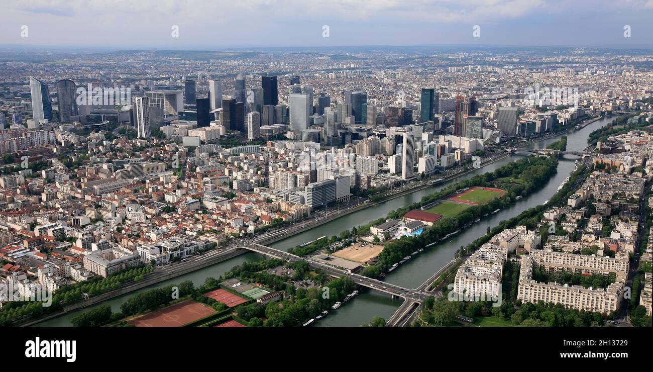 FRANKREICH, HAUTS-DE-SEINE (92) NEUILLY-SUR-SEINE. DIE INSEL LA JATTE (LUFTAUFNAHME) UND DAS ZENTRUM DES VERTEIDIGUNGSBEZIRKS UND DIE STADT COURBEVOIE AN DER BACKGRO Stockfoto